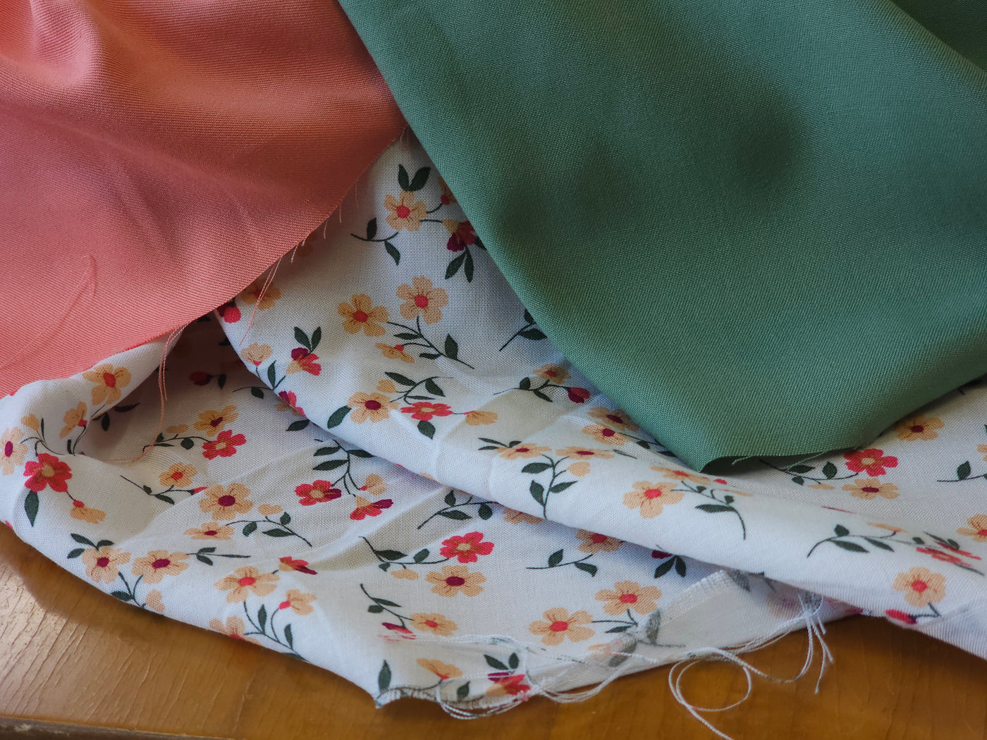 Tissu viscose jersey rose fuschia fleurs bleues - Au Fil de Léontine Tissu viscose jersey rose fuschia fleurs bleues - Au Fil de Léontine