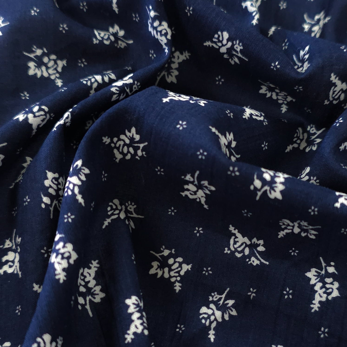 Cotton | White Flowers on Navy Background | 98 cm | END OF ROLL