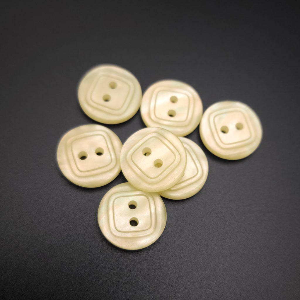 Buttons #322 -18 mm