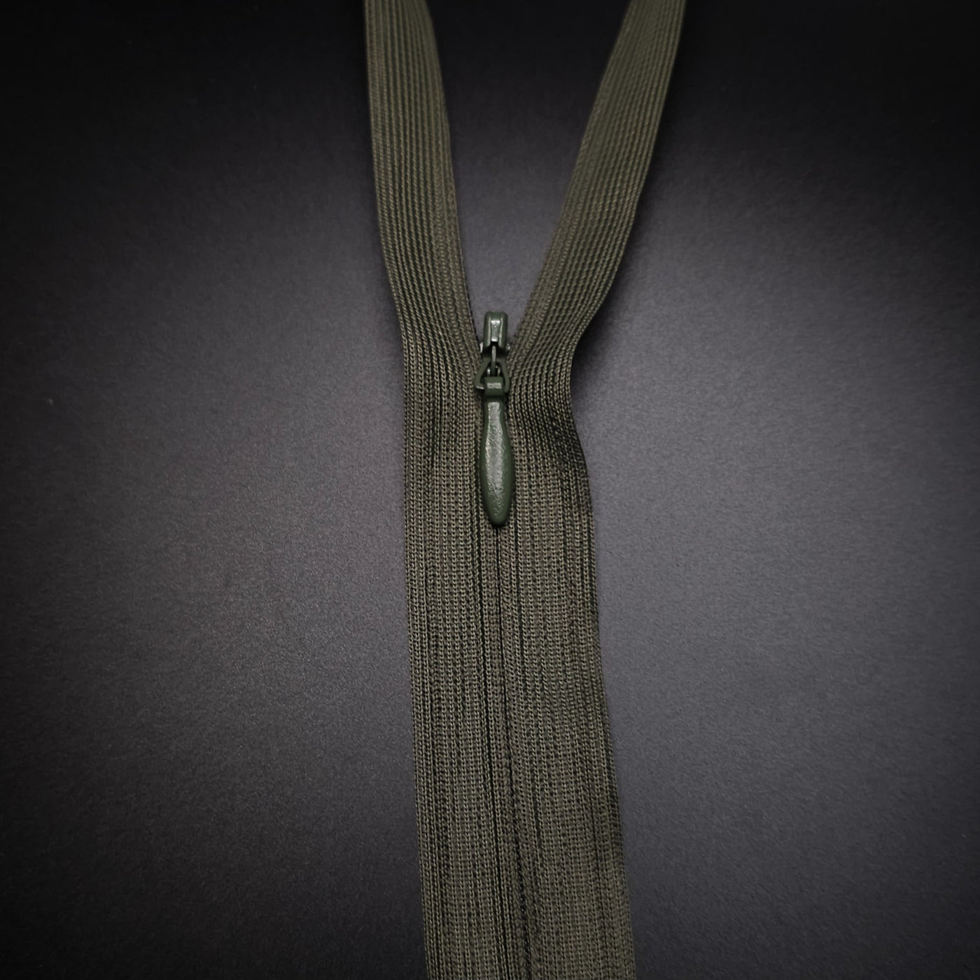 Closed End Invisible Zipper | 9" / 23 cm