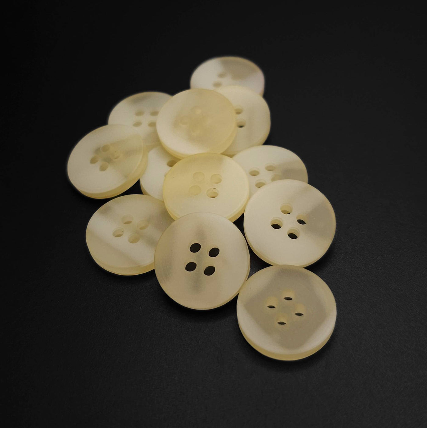 buttins pale yellow 15mm