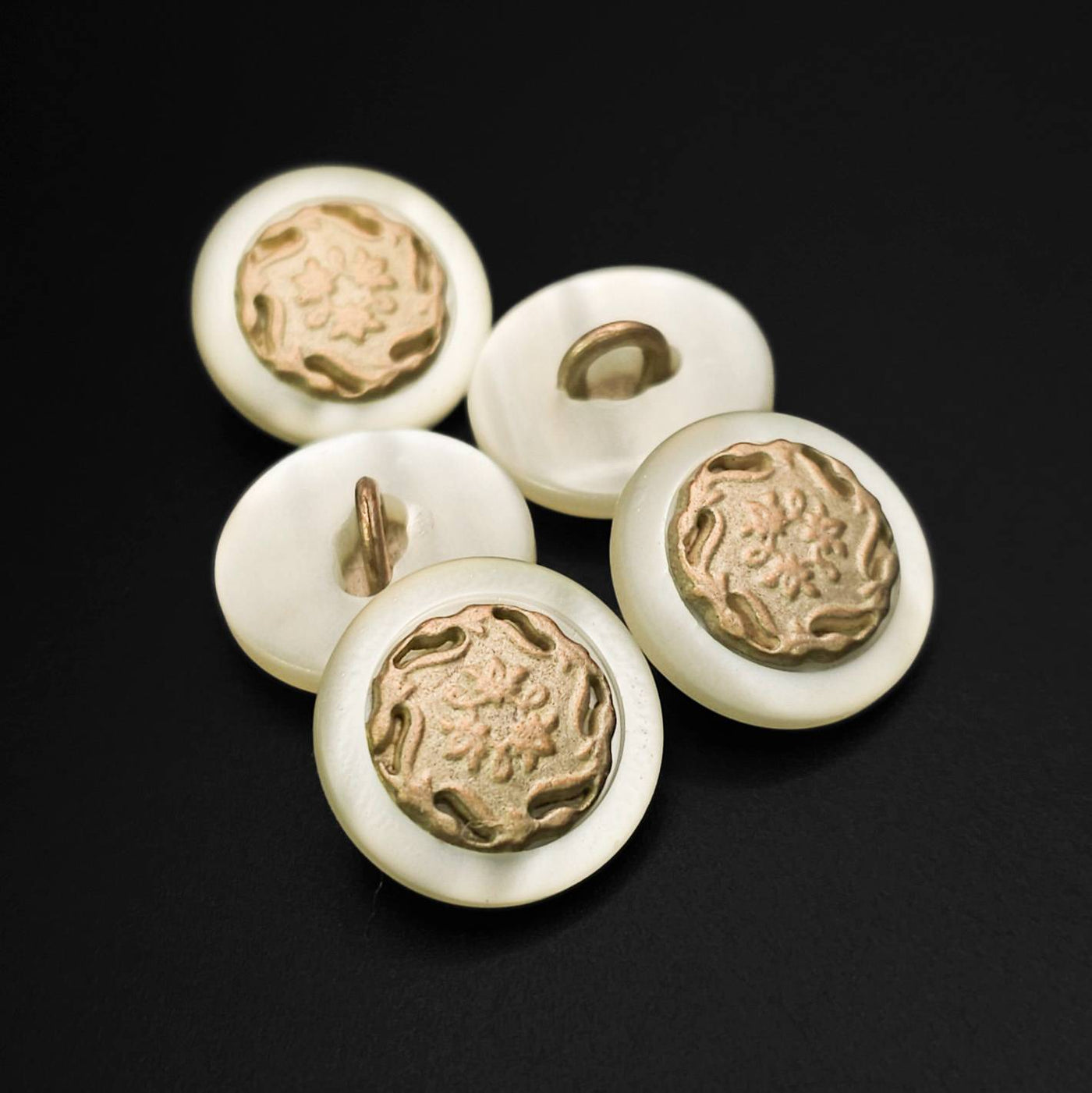 Buttons White and Dull Gold 18 mm