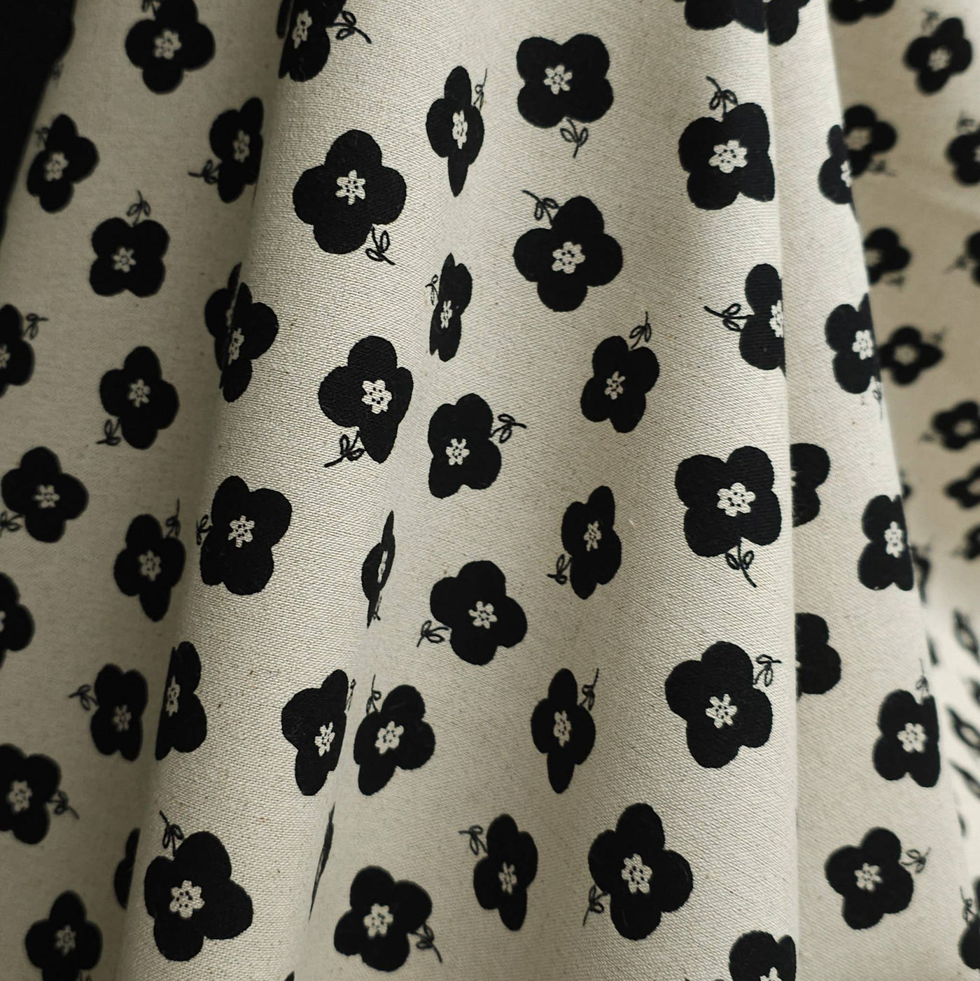 Cotton Flax Print Canvas | Flowers | By Robert Kaufman | Natural & Black