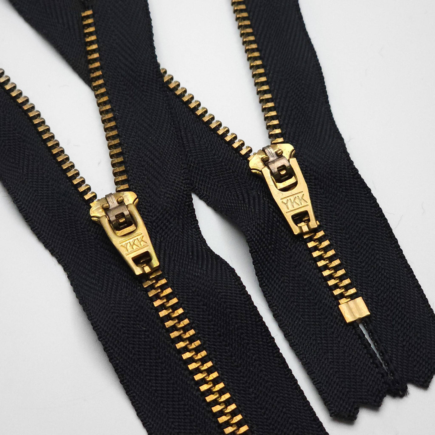 YKK | Semi-Automatic Lock | Closed End Zipper | Metal | #5 | 5 1/2'' - 14 cm | Black