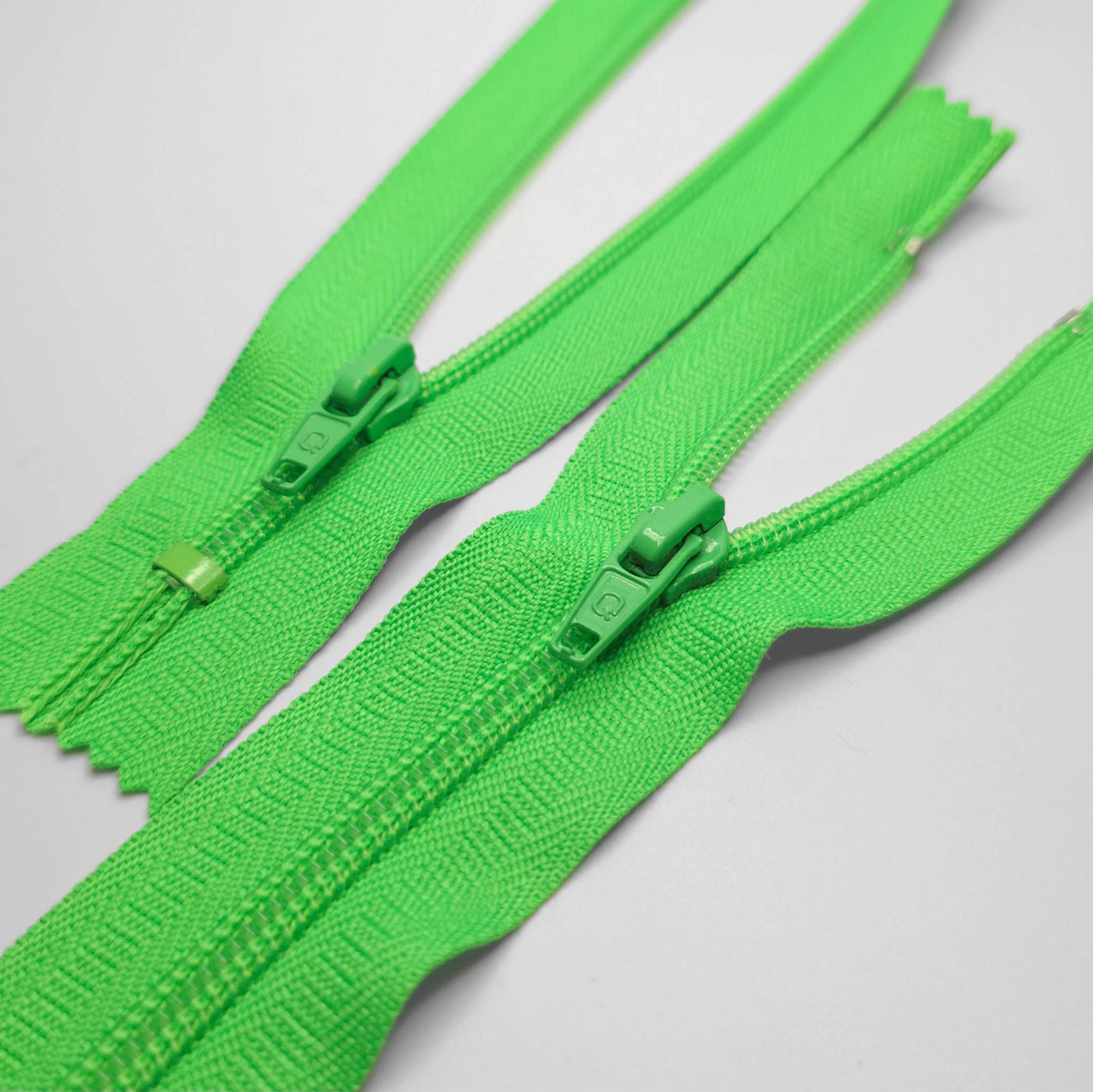 Fermeture éclair YKK à extrémité ouverte | Plastique moulé | Violet | n° 5 | 43 cm