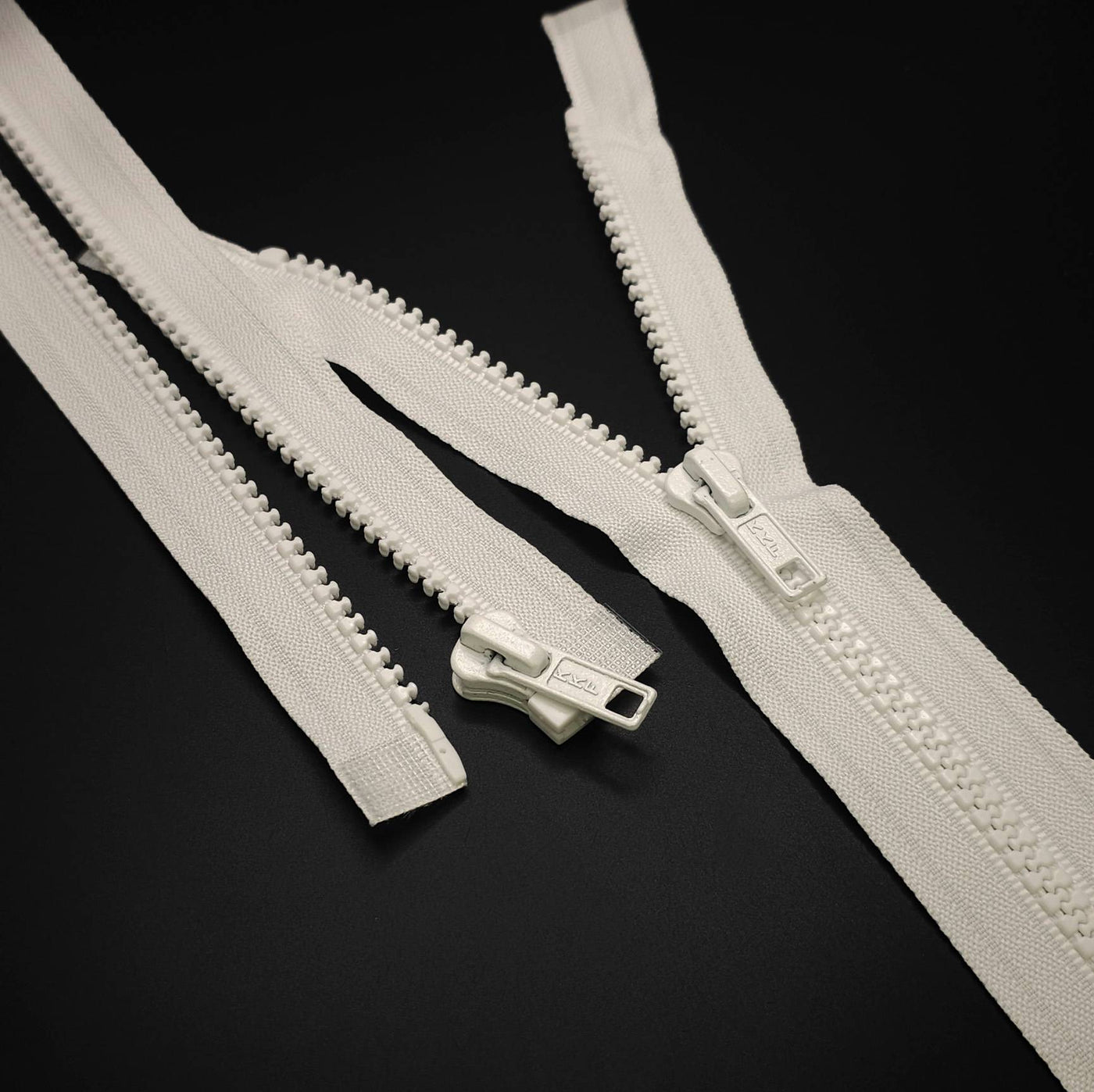 KKF | Open-End Zipper | Molded Plastic | White | #5 | 26'' - 66 cm