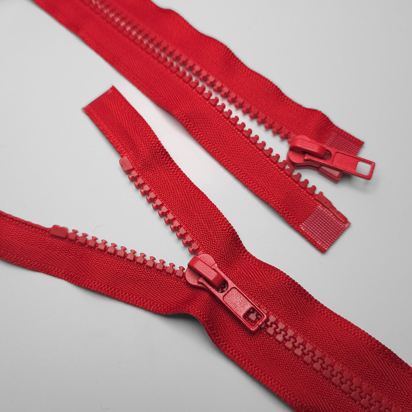 Open-End Zipper | Molded Plastic | #5 | 32'' - 81.5 cm | red