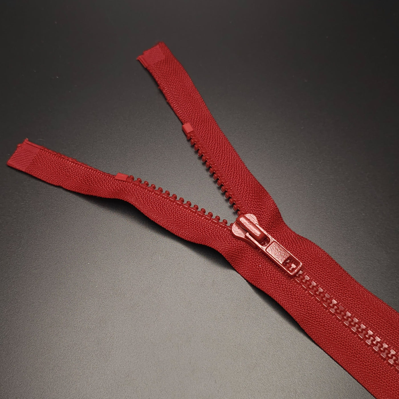 Open End Zipper | Molded Plastic | #5 | 28'' - 71 cm | DARK RED