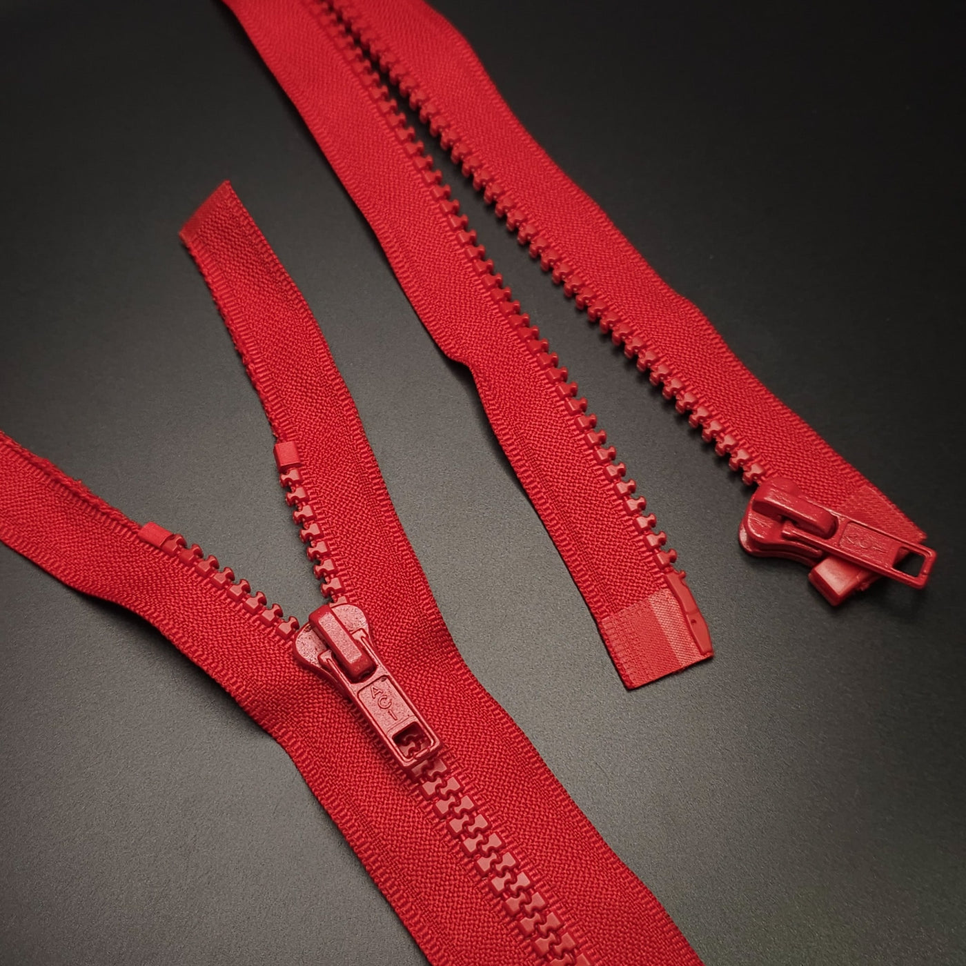 Open End Zipper | Molded Plastic | #5 | 28'' - 71 cm | BRIGHT RED