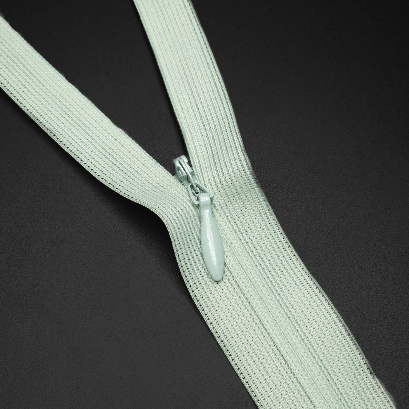 YKK | Closed End Invisible Zipper | #2 | 22 1/2'' - 57 cm - Light Mint