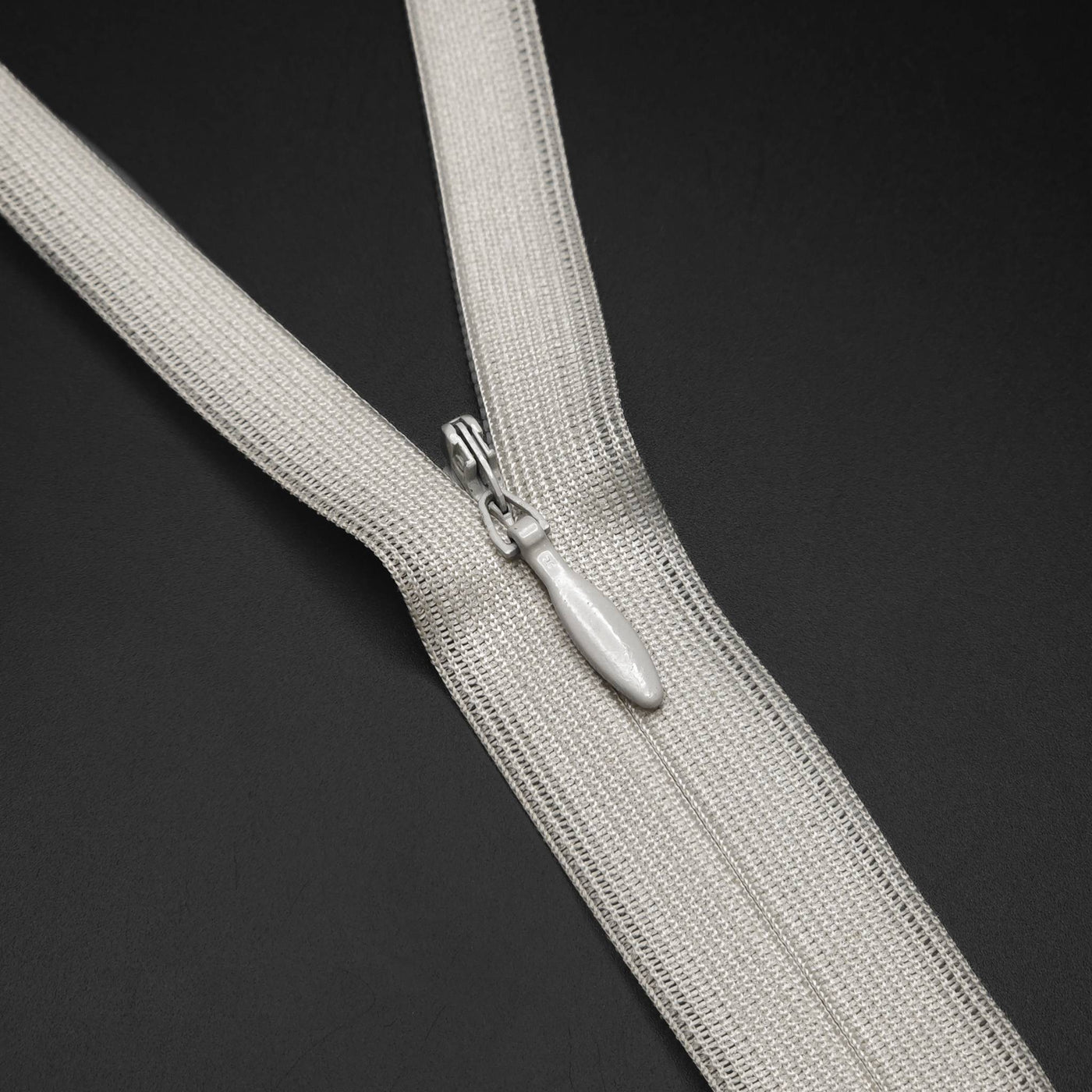 YKK | Closed End Invisible Zipper | #2 | 22 1/2'' - 57 cm - Light Gray